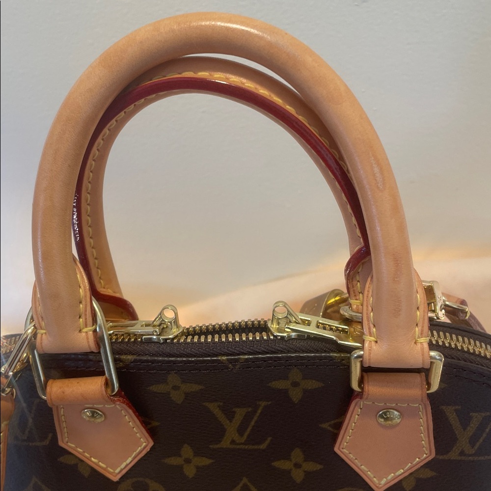 Louis Vuitton Mini Alma Handbag Crossbody Bag. Great Condition. Authentic - Picture 11 of 11